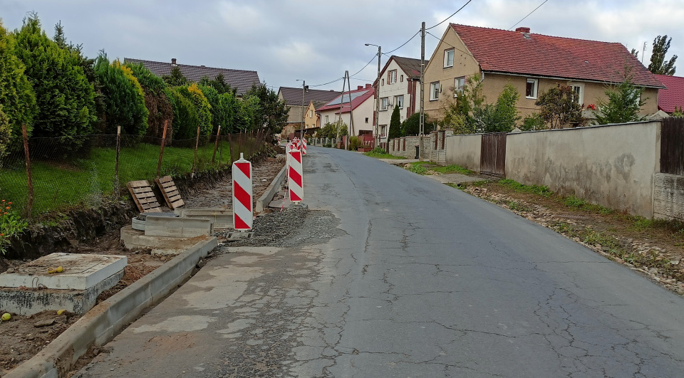 Budowany chodnik w Racławicach Śląskich - [fot: Grzegorz Frankowski]