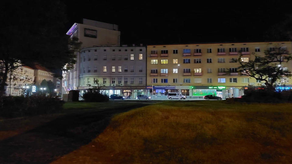 Plac przed dworcem PKP w Opolu [fot. Katarzyna Doros-Stachoń]