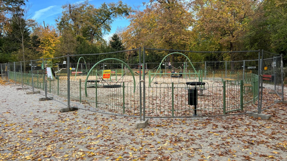 Plac zabaw w Parku Centralnym w Brzegu wciąż pozostaje zamknięty [fot. Daniel Klimczak]