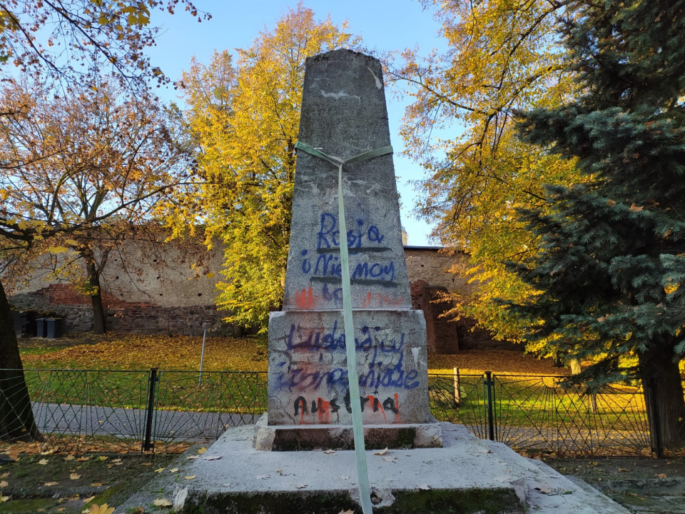 IPN likwiduje pomnik wdzięczności Armii Czerwonej w Byczynie [fot. Witold Wośtak]