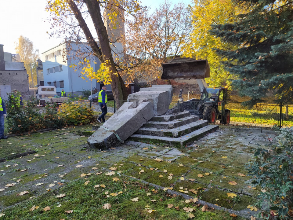 IPN likwiduje pomnik wdzięczności Armii Czerwonej w Byczynie [fot. Witold Wośtak]