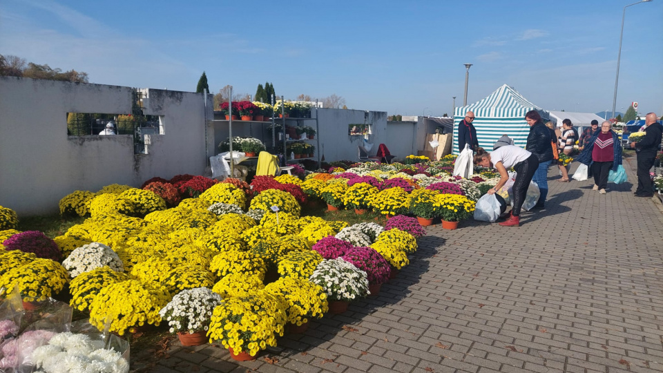 Kwiaty i znicze przed opolskim cmentarzem w Opolu Półwsi [fot. Katarzyna Doros-Stachoń]