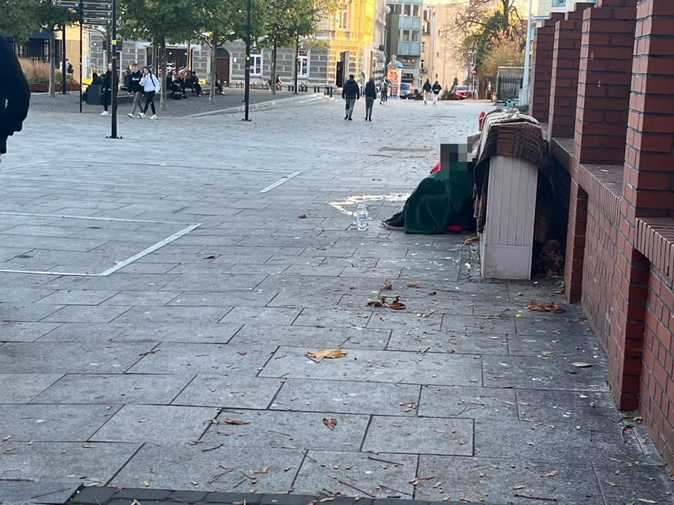 Bezdomny na placu Kopernika w Opolu koczuje i koczować będzie [fot.M.Matuszkiewicz]