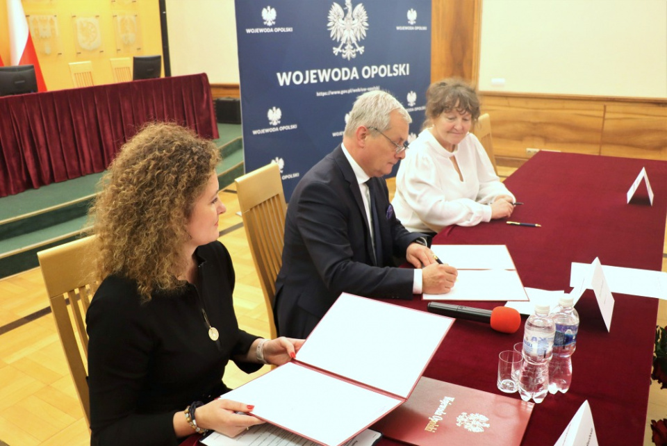Podpisanie umów z samorządowcami w ramach RFRD [fot. www.facebook.com/Sławomir Kłosowski Wojewoda Opolski]