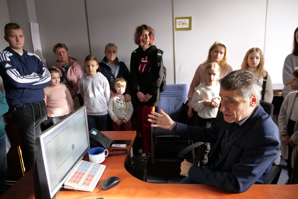 Wygrali konkurs organizowany przez KRUS i zwiedzali Radio Opole [fot. Marcin Boczek]