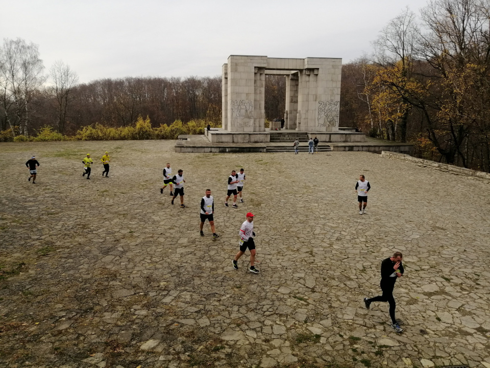 Bieg między pomnikami [fot: W. Kaczmar]