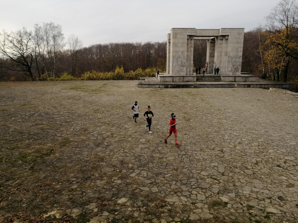 Bieg między pomnikami [fot: W. Kaczmar]