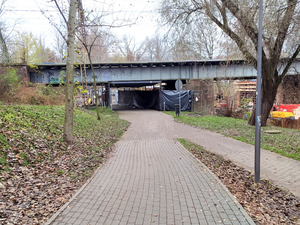 Przejście pod mostem kolejowym wzdłuż kanału Młynówka w Opolu [fot. Witold Wośtak]