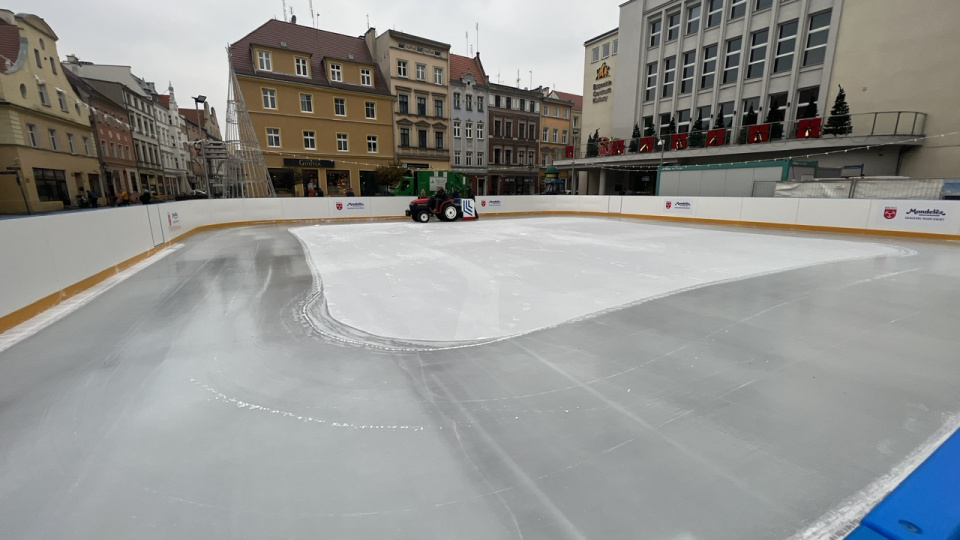 Ostatnie prace przed uruchomieniem lodowiska w Brzegu [fot. Daniel Klimczak]