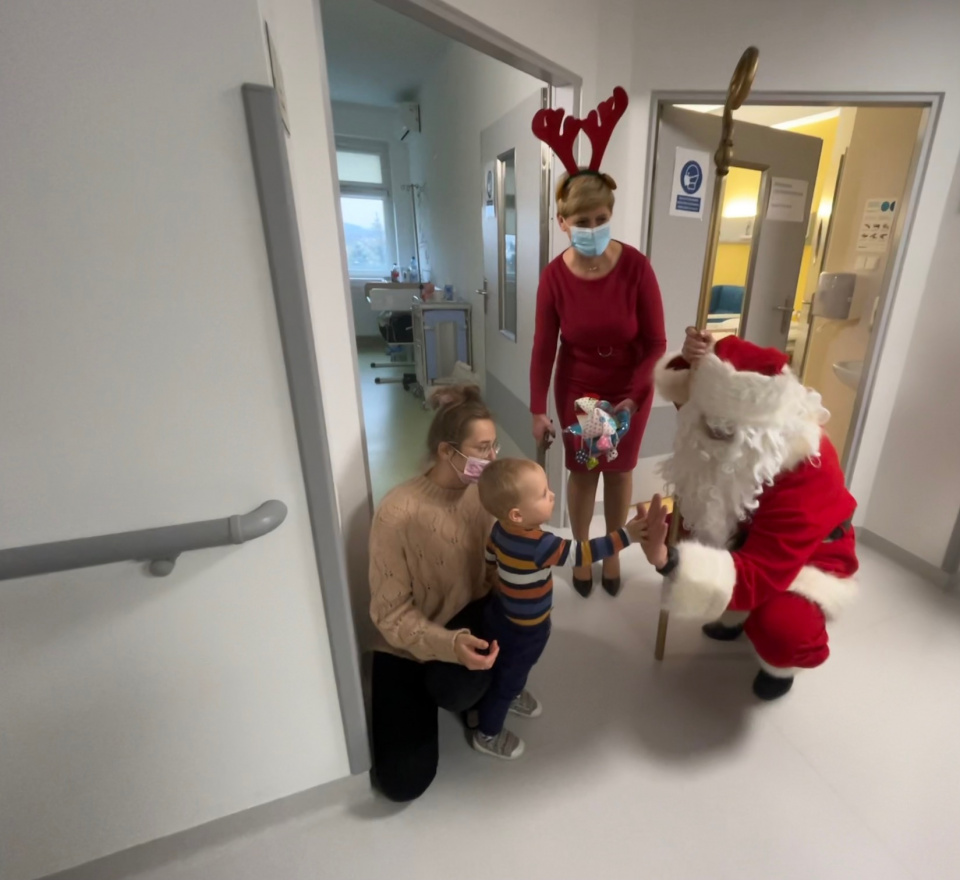 Święty Mikołaj odwiedził najmłodszych pacjentów USK w Opolu [fot.M.Matuszkiewicz]