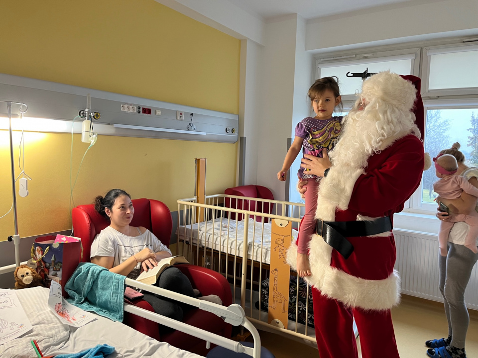 Święty Mikołaj odwiedził najmłodszych pacjentów USK w Opolu [fot.M.Matuszkiewicz]