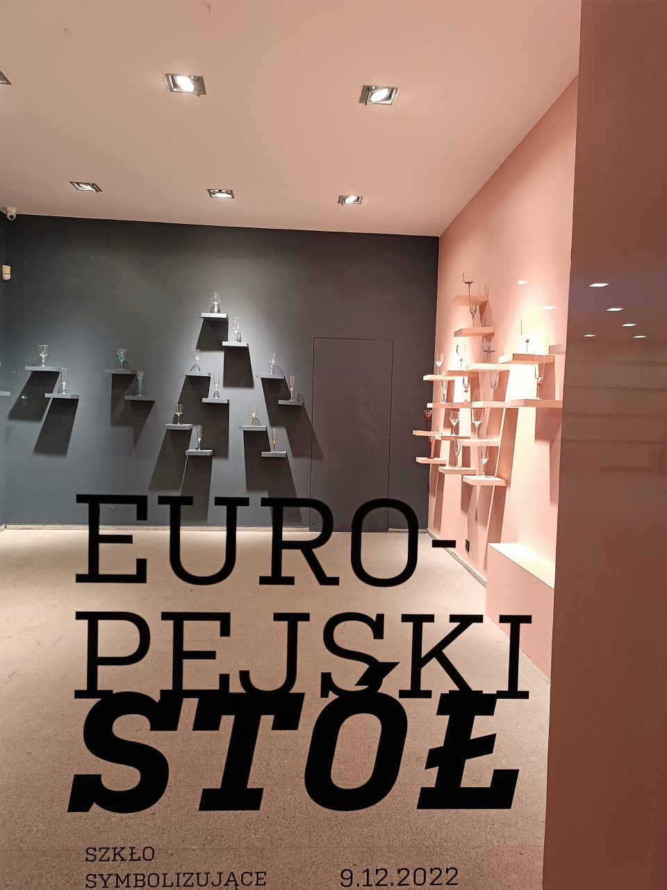 Wystawa "Europejski stół. Szkło symbolizujące państwa członkowskie EU" w GSW w Opolu [fot. Mariusz Majeran]
