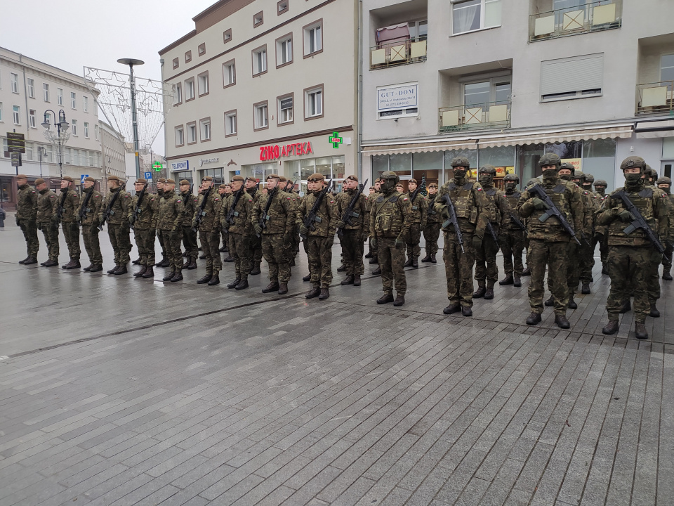 Przysięga żołnierzy WOT na placu Wolności w Opolu [fot. Witold Wośtak]