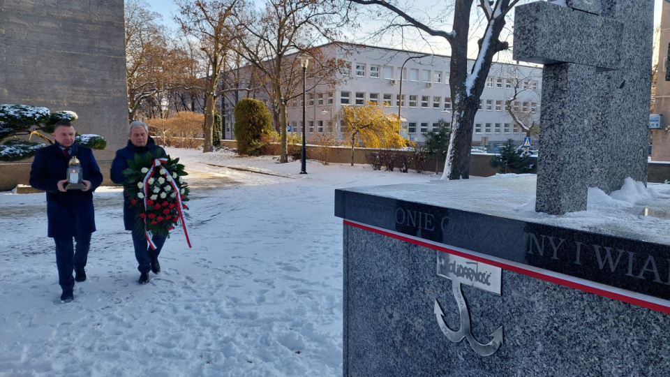 Złożenie kwiatów przed pomnikiem Trzech Krzyży w Opolu [fot. Katarzyna Doros-Stachoń]