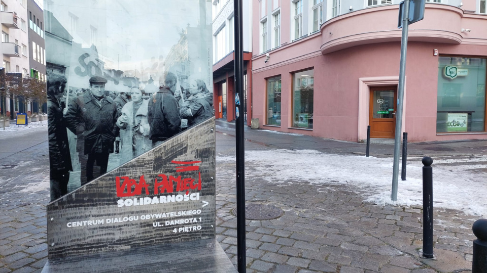 Odsłonięcie tablicy informacyjnej na ul. Krakowskiej w Opolu [fot. Katarzyna Doros-Stachoń]