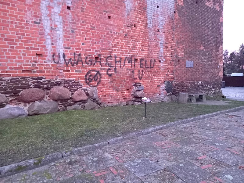 Wulgarny napis na murach w Byczynie [fot. www.facebook.com/Gmina Byczyna]