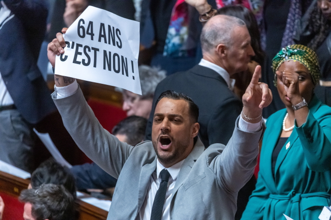 Le gouvernement français a adopté la réforme des retraites sans vote en…
