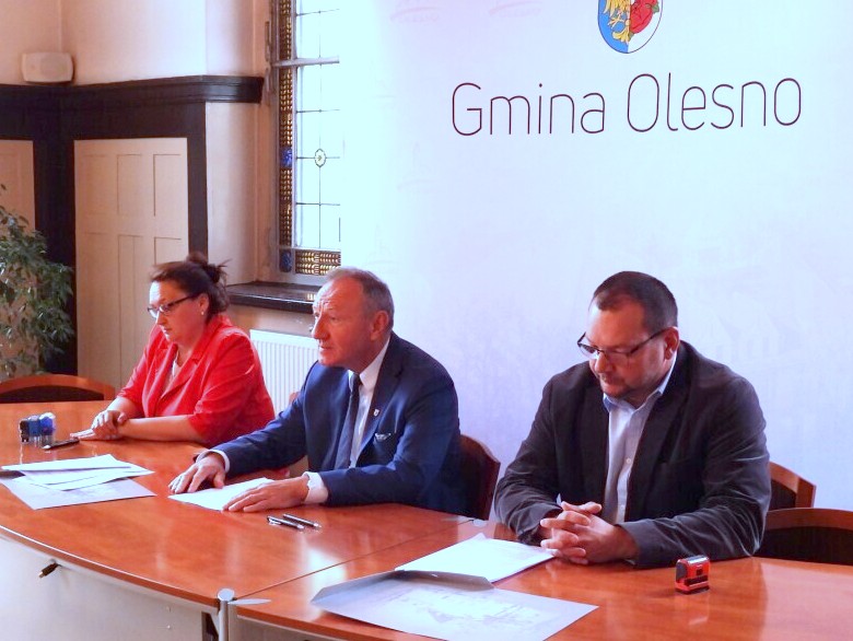 Podpisanie umów na remont dróg w Oleśnie [fot. www.olesno.pl]