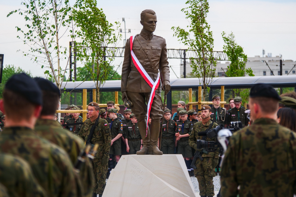 Rzeźba Pileckiego stanęła przed CUP w Opolu [fot. Julia Pietkiewicz]