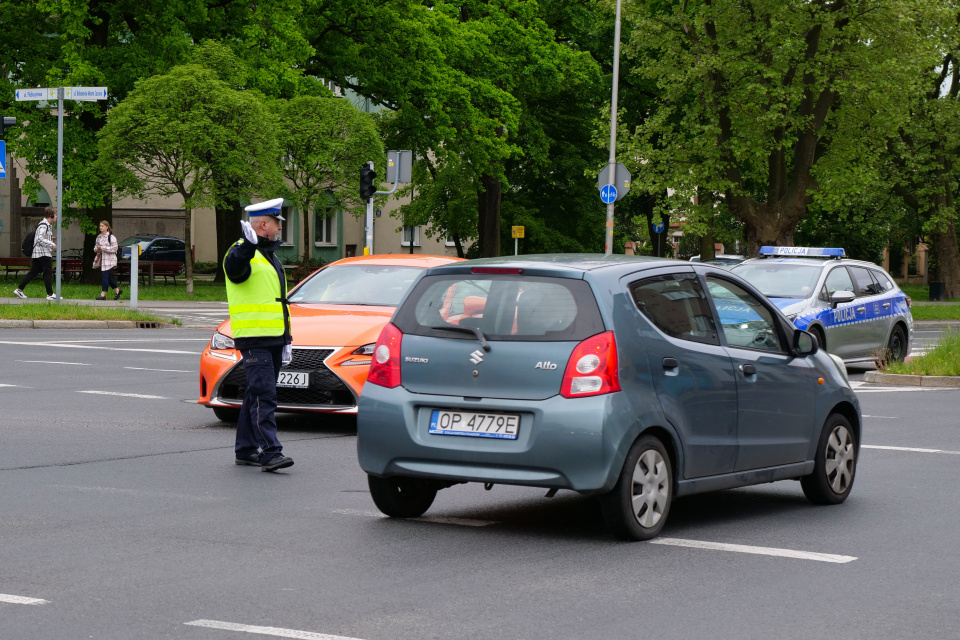 Policjant kierujący ruchem [fot. Marcin Boczek]