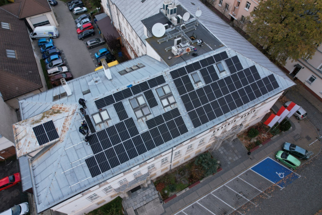Słońce świeci dla Radia Opole. Instalacja fotowoltaiczna na dachu rozgłośni