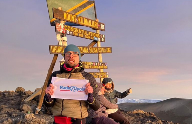 Zdobył Kilimandżaro i pozdrowił słuchaczy Radia Opole. Łukasz Bogdanowski na dachu Afryki