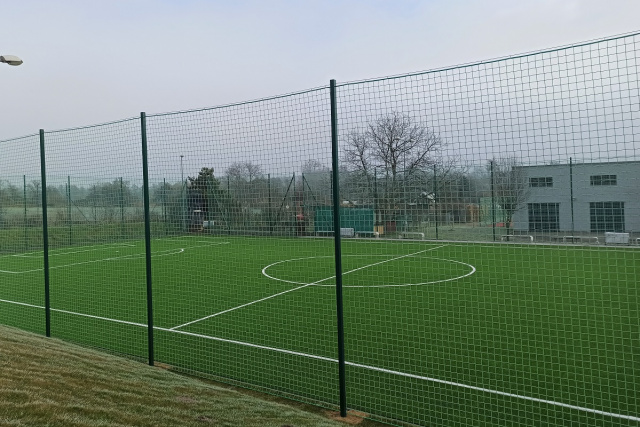 Stadion lekkoatletyczny i nowe boiska przy szkole w Ujeździe już prawie gotowe
