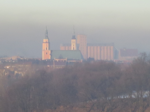 Smog w Prudniku. Właściciele mieszkań w zabytkowych kamienicach nie podłączają się do sieci ciepłowniczej