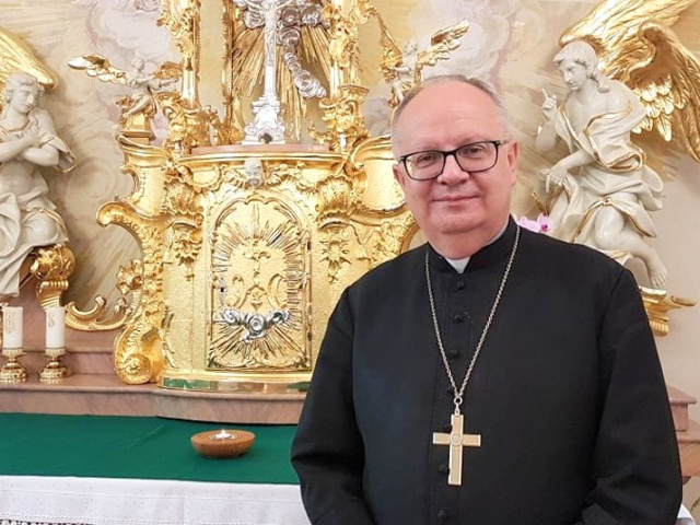 Świąteczne życzenia od biskupa opolskiego Andrzeja Czai