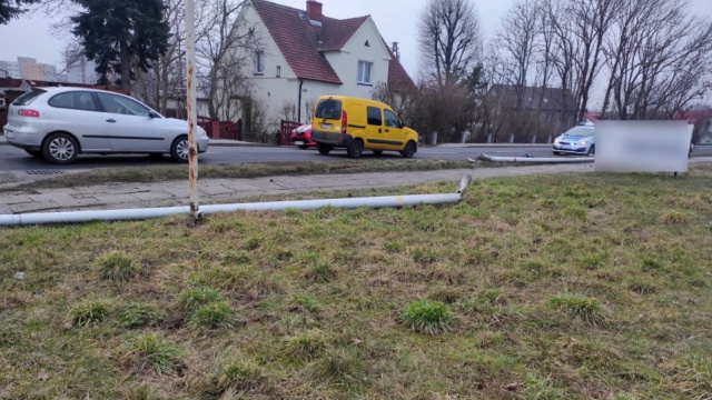 Opole: samochód osobowy ściął dwie latarnie na Oleskiej