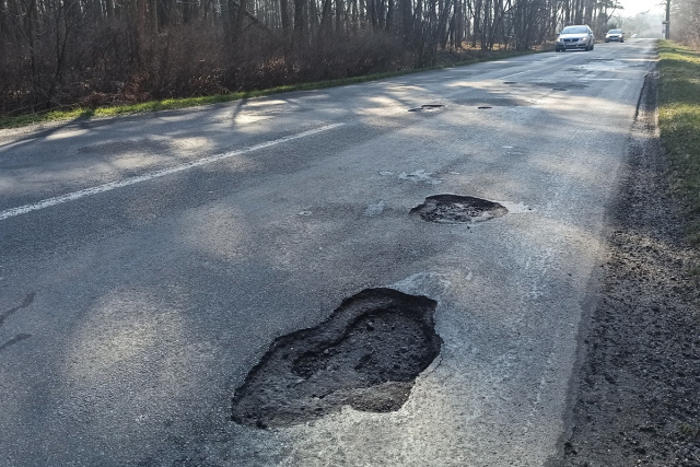 W powiecie kędzierzyńsko-kozielskim ruszyło pozimowe łatanie dziur w drogach