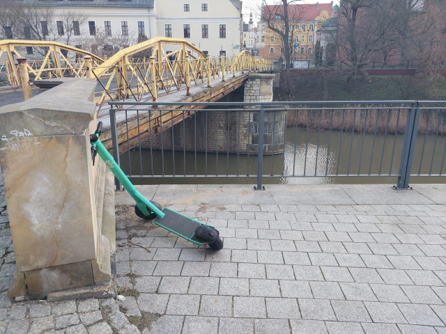 Porozrzucane hulajnogi nadal zmorą przestrzeni miejskiej. Konsultacje społeczne o dostępności