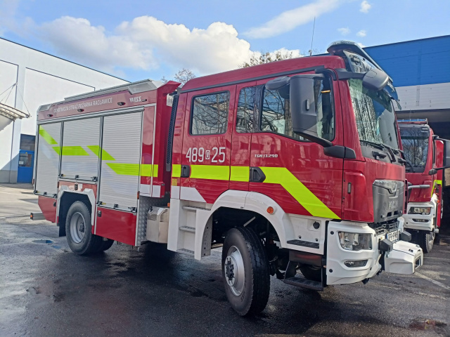 Nowy wóz strażacki za ponad 1 mln zł dla OSP Racławice Śląskie. Jego poprzednik miał 47 lat