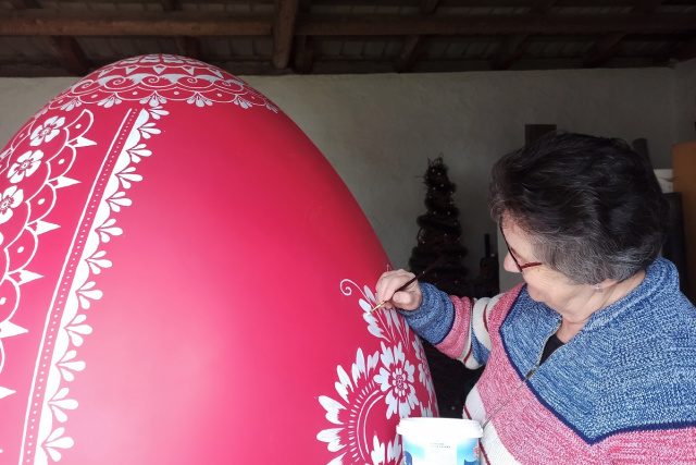 Wielka kroszonka stanie w Ujeździe. Teresa Sobota maluje na niej tradycyjny wzór opolski