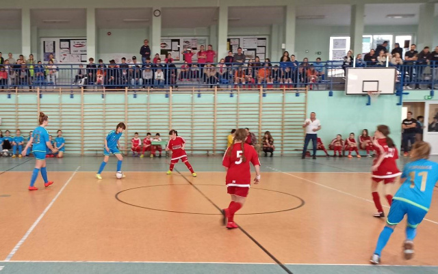 Młode piłkarki z Opolszczyzny i Czech rywalizowały w hali sportowej w Branicach