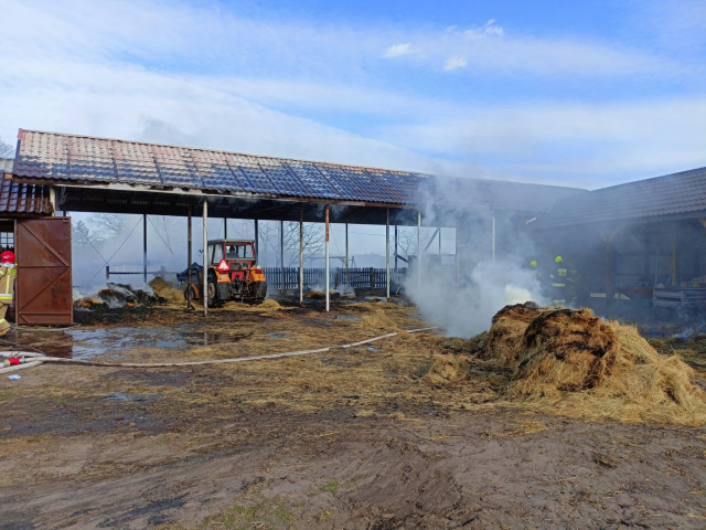 Pożar traw koło Namysłowa. W powiecie oleskim zapaliły się baloty słomy