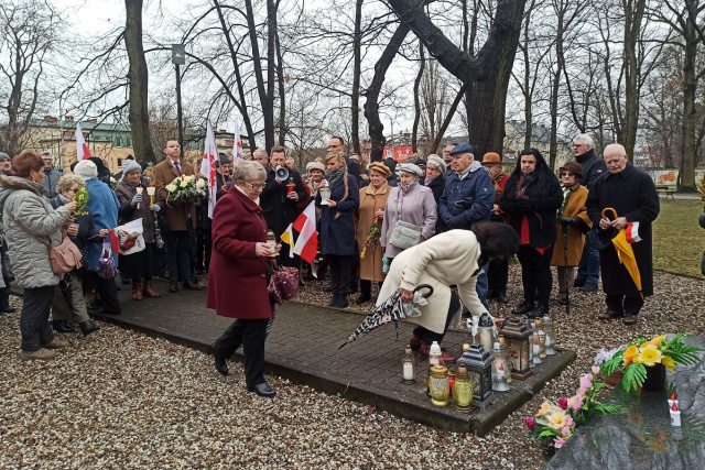 Mieszkańcy Kędzierzyna-Koźla upamiętnili papieża Jana Pawła II. Pod obeliskiem złożono kwiaty i znicze