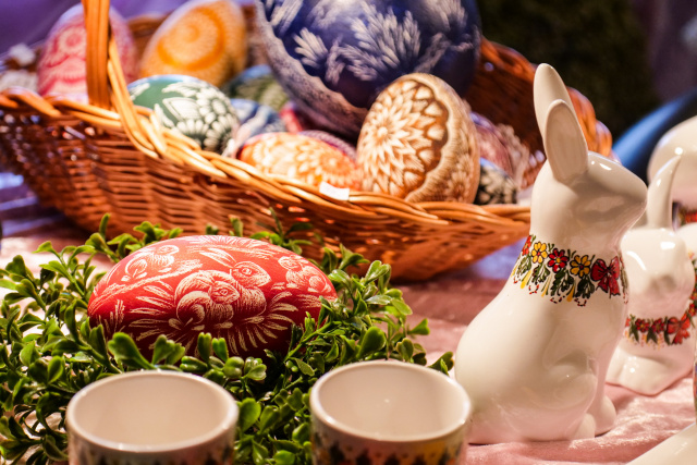 Kroszonki, pisanki, świąteczne wypieki i ozdoby, czyli 46. Jarmark Wielkanocny w opolskim skansenie