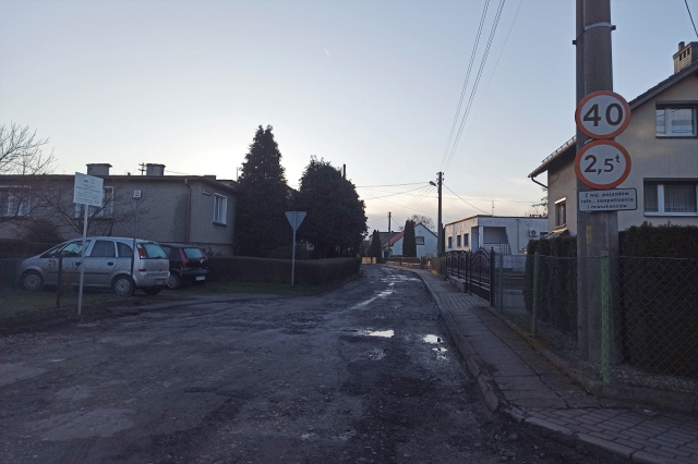 Gmina Leśnica stawia na remonty dróg. Tym razem prace trwają w Raszowej