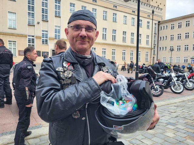 Opolscy motocykliści podzielili się jajkiem na opolskim rynku. Życzymy spokoju i pokoju [ZDJĘCIA]