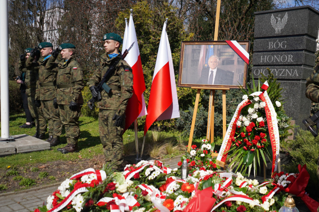 Ta tragedia dotknęła wszystkich Polaków. Mija 13 lat od katastrofy pod Smoleńskiem [ZDJĘCIA, FILM]