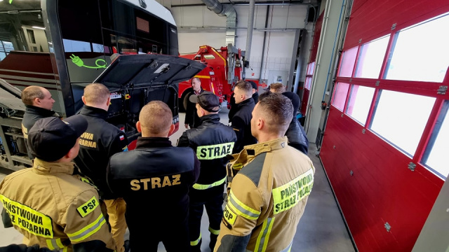 Jak działać, gdy zapali się autobus elektryczny Szkolenie opolskich strażaków