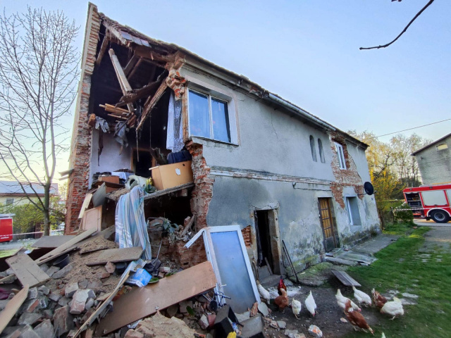 W Białej Nyskiej zawaliła się ściana domu. Mieszkały tam 2 rodziny, nikt nie ucierpiał