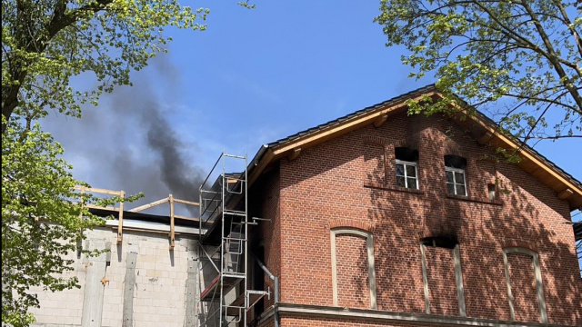 Pożar remontowanego hotelu w Sławięcicach. Ewakuacja pracowników budowlanych