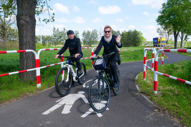 Połączyła dwie gminy. Ścieżka pieszo-rowerowa między Popielowem a Lewinem Brzeskim otwarta