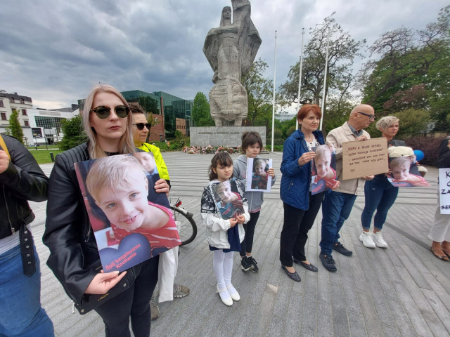Cichy protest w Opolu. Tak mieszkańcy pożegnali 8-letniego Kamilka, skatowanego przez ojczyma