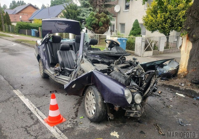 Opole: samochód uderzył w drzewo. Jedna osoba poszkodowana