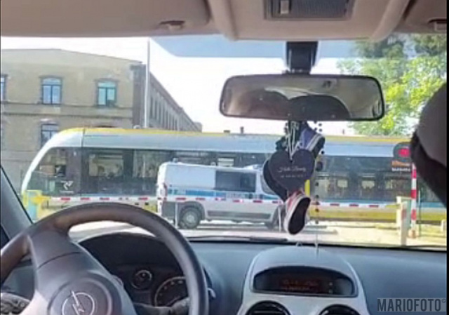 Radiowóz utknął na przejeździe kolejowym. Policjant ukarany mandatem