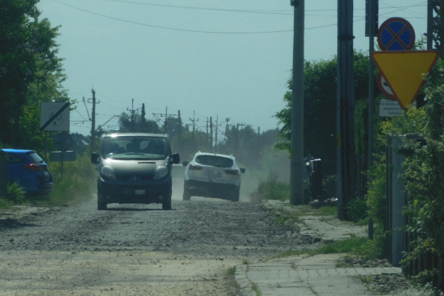 Remont DW 901 w Zawadzkiem. Kierowcy wybierając skróty rozjechali gminne drogi