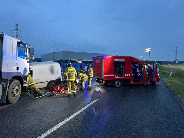 Czołowe zderzenie auta osobowego z ciężarówką w Kątach Opolskich